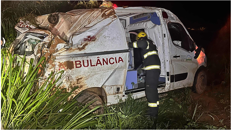 Imagem de compartilhamento para o artigo Ambulância de Chapadão do Céu capota próximo da cidade de Rio Verde da MS Todo dia